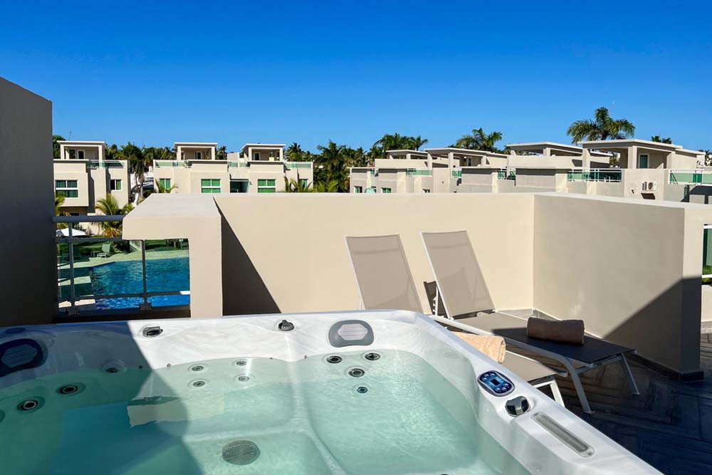 Jacuzzi and view from the terrace at Beach Apartamentos in Playa Palmera